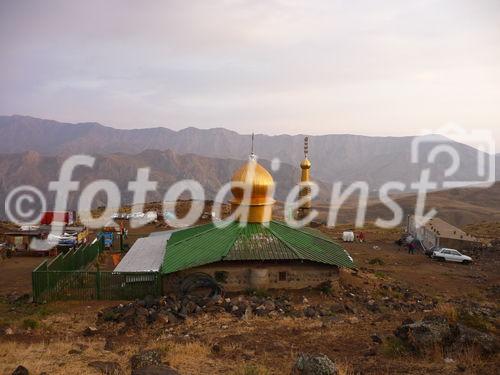 (C)Fotodienst/ Dr. Wilfried Seywald; Basislager Gusfandsara mit Moschee auf 3.150 m am Fuße des Damavand im Iran. Blick Richtung Elburs-Kette im Süden.