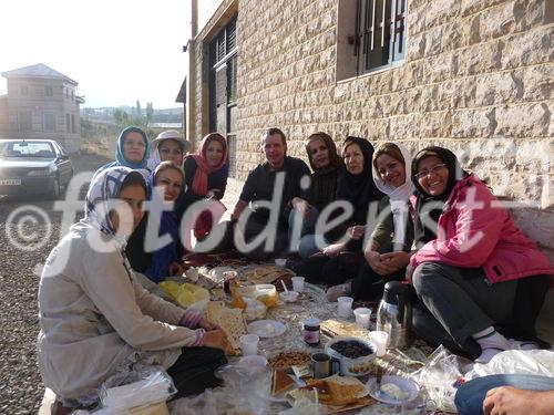 (C)Fotodienst/ Dr. Wilfried Seywald; Die Unterkunft der Iranian Mountaineering Federation in Polur auf 2300 m ist Ausgangspunkt für die Besteigung des Damavand. Im Bild: Iranische Frauen vor dem Berganstieg.