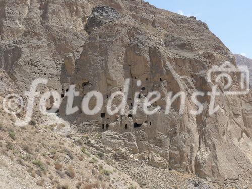 (C)Fotodienst/ Dr. Wilfried Seywald; Antike Felsengräber in der Nähe von Reineh am Fuße des Damavand.