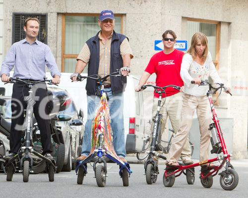 (c) fotodienst / Anna Rauchenberger - Wien, am 05.08.2010 -  Gemeinsam mit Trikke Austria powered by BEKO veranstaltete die Firma Stamm Concept Store das erste 'Spazierschweben' mit dem eTrikke in der Wiener Innenstadt. Mit dem elektrisch unterstützten Trikke UPT, eine Art Elektroroller, kann sich jeder umbeweltbewusst fortbewegen. Das Trikke UPT ist klappbar, leicht und dadurch einfach zu transportieren und zu lagern. FOTO: Vorführung des eTrikke, das auch ausprobiert werden konnte.