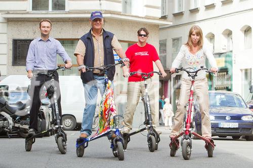 (c) fotodienst / Anna Rauchenberger - Wien, am 05.08.2010 -  Gemeinsam mit Trikke Austria powered by BEKO veranstaltete die Firma Stamm Concept Store das erste 'Spazierschweben' mit dem eTrikke in der Wiener Innenstadt. Mit dem elektrisch unterstützten Trikke UPT, eine Art Elektroroller, kann sich jeder umbeweltbewusst fortbewegen. Das Trikke UPT ist klappbar, leicht und dadurch einfach zu transportieren und zu lagern. FOTO: Vorführung des eTrikke, das auch ausprobiert werden konnte.