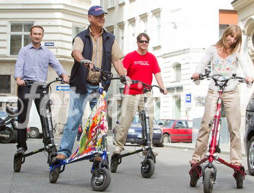 (c) fotodienst / Anna Rauchenberger - Wien, am 05.08.2010 -  Gemeinsam mit Trikke Austria powered by BEKO veranstaltete die Firma Stamm Concept Store das erste 'Spazierschweben' mit dem eTrikke in der Wiener Innenstadt. Mit dem elektrisch unterstützten Trikke UPT, eine Art Elektroroller, kann sich jeder umbeweltbewusst fortbewegen. Das Trikke UPT ist klappbar, leicht und dadurch einfach zu transportieren und zu lagern. FOTO: Vorführung des eTrikke, das auch ausprobiert werden konnte.