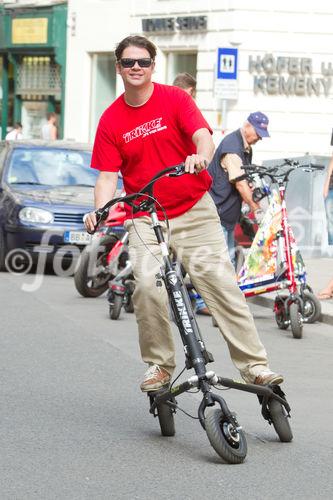 (c) fotodienst / Anna Rauchenberger - Wien, am 05.08.2010 -  Gemeinsam mit Trikke Austria powered by BEKO veranstaltete die Firma Stamm Concept Store das erste 'Spazierschweben' mit dem eTrikke in der Wiener Innenstadt. Mit dem elektrisch unterstützten Trikke UPT, eine Art Elektroroller, kann sich jeder umbeweltbewusst fortbewegen. Das Trikke UPT ist klappbar, leicht und dadurch einfach zu transportieren und zu lagern. FOTO: Ing. Christof Kotauczek, G&F HandelsgesmbH, beim Spazierschweben mit dem eTrikke