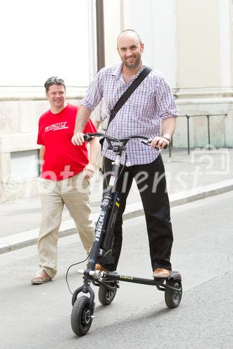 (c) fotodienst / Anna Rauchenberger - Wien, am 05.08.2010 -  Gemeinsam mit Trikke Austria powered by BEKO veranstaltete die Firma Stamm Concept Store das erste 'Spazierschweben' mit dem eTrikke in der Wiener Innenstadt. Mit dem elektrisch unterstützten Trikke UPT, eine Art Elektroroller, kann sich jeder umbeweltbewusst fortbewegen. Das Trikke UPT ist klappbar, leicht und dadurch einfach zu transportieren und zu lagern.