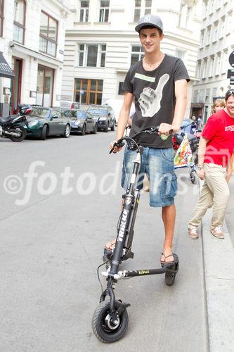 (c) fotodienst / Anna Rauchenberger - Wien, am 05.08.2010 -  Gemeinsam mit Trikke Austria powered by BEKO veranstaltete die Firma Stamm Concept Store das erste 'Spazierschweben' mit dem eTrikke in der Wiener Innenstadt. Mit dem elektrisch unterstützten Trikke UPT, eine Art Elektroroller, kann sich jeder umbeweltbewusst fortbewegen. Das Trikke UPT ist klappbar, leicht und dadurch einfach zu transportieren und zu lagern.