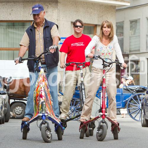 (c) fotodienst / Anna Rauchenberger - Wien, am 05.08.2010 -  Gemeinsam mit Trikke Austria powered by BEKO veranstaltete die Firma Stamm Concept Store das erste 'Spazierschweben' mit dem eTrikke in der Wiener Innenstadt. Mit dem elektrisch unterstützten Trikke UPT, eine Art Elektroroller, kann sich jeder umbeweltbewusst fortbewegen. Das Trikke UPT ist klappbar, leicht und dadurch einfach zu transportieren und zu lagern. FOTO: Vorführung des eTrikke, das auch ausprobiert werden konnte.