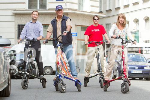 (c) fotodienst / Anna Rauchenberger - Wien, am 05.08.2010 -  Gemeinsam mit Trikke Austria powered by BEKO veranstaltete die Firma Stamm Concept Store das erste 'Spazierschweben' mit dem eTrikke in der Wiener Innenstadt. Mit dem elektrisch unterstützten Trikke UPT, eine Art Elektroroller, kann sich jeder umbeweltbewusst fortbewegen. Das Trikke UPT ist klappbar, leicht und dadurch einfach zu transportieren und zu lagern. FOTO: Vorführung des eTrikke, das auch ausprobiert werden konnte.