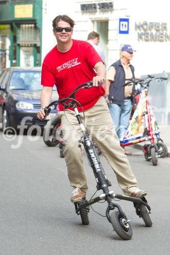 (c) fotodienst / Anna Rauchenberger - Wien, am 05.08.2010 -  Gemeinsam mit Trikke Austria powered by BEKO veranstaltete die Firma Stamm Concept Store das erste 'Spazierschweben' mit dem eTrikke in der Wiener Innenstadt. Mit dem elektrisch unterstützten Trikke UPT, eine Art Elektroroller, kann sich jeder umbeweltbewusst fortbewegen. Das Trikke UPT ist klappbar, leicht und dadurch einfach zu transportieren und zu lagern. FOTO: Ing. Christof Kotauczek, G&F HandelsgesmbH, beim Spazierschweben mit dem eTrikke