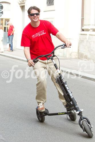 (c) fotodienst / Anna Rauchenberger - Wien, am 05.08.2010 -  Gemeinsam mit Trikke Austria powered by BEKO veranstaltete die Firma Stamm Concept Store das erste 'Spazierschweben' mit dem eTrikke in der Wiener Innenstadt. Mit dem elektrisch unterstützten Trikke UPT, eine Art Elektroroller, kann sich jeder umbeweltbewusst fortbewegen. Das Trikke UPT ist klappbar, leicht und dadurch einfach zu transportieren und zu lagern. FOTO: Ing. Christof Kotauczek, G&F HandelsgesmbH, beim Spazierschweben mit dem eTrikke