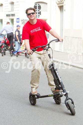 (c) fotodienst / Anna Rauchenberger - Wien, am 05.08.2010 -  Gemeinsam mit Trikke Austria powered by BEKO veranstaltete die Firma Stamm Concept Store das erste 'Spazierschweben' mit dem eTrikke in der Wiener Innenstadt. Mit dem elektrisch unterstützten Trikke UPT, eine Art Elektroroller, kann sich jeder umbeweltbewusst fortbewegen. Das Trikke UPT ist klappbar, leicht und dadurch einfach zu transportieren und zu lagern. FOTO: Ing. Christof Kotauczek, G&F HandelsgesmbH, beim Spazierschweben mit dem eTrikke