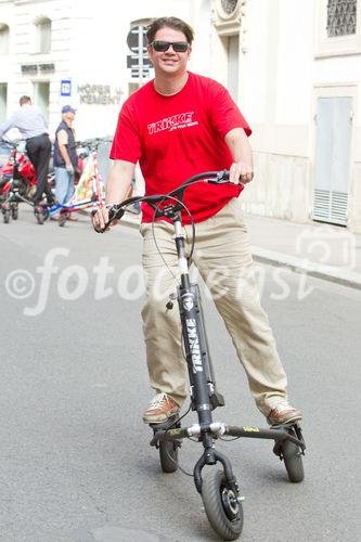 (c) fotodienst / Anna Rauchenberger - Wien, am 05.08.2010 -  Gemeinsam mit Trikke Austria powered by BEKO veranstaltete die Firma Stamm Concept Store das erste 'Spazierschweben' mit dem eTrikke in der Wiener Innenstadt. Mit dem elektrisch unterstützten Trikke UPT, eine Art Elektroroller, kann sich jeder umbeweltbewusst fortbewegen. Das Trikke UPT ist klappbar, leicht und dadurch einfach zu transportieren und zu lagern. FOTO: Ing. Christof Kotauczek, G&F HandelsgesmbH, beim Spazierschweben mit dem eTrikke