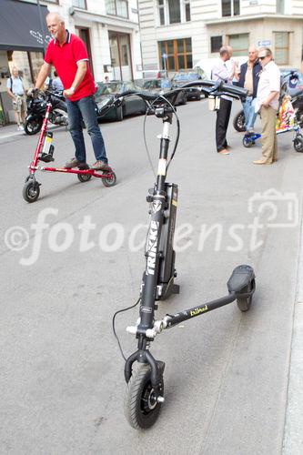 (c) fotodienst / Anna Rauchenberger - Wien, am 05.08.2010 -  Gemeinsam mit Trikke Austria powered by BEKO veranstaltete die Firma Stamm Concept Store das erste 'Spazierschweben' mit dem eTrikke in der Wiener Innenstadt. Mit dem elektrisch unterstützten Trikke UPT, eine Art Elektroroller, kann sich jeder umbeweltbewusst fortbewegen. Das Trikke UPT ist klappbar, leicht und dadurch einfach zu transportieren und zu lagern.