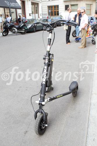 (c) fotodienst / Anna Rauchenberger - Wien, am 05.08.2010 -  Gemeinsam mit Trikke Austria powered by BEKO veranstaltete die Firma Stamm Concept Store das erste 'Spazierschweben' mit dem eTrikke in der Wiener Innenstadt. Mit dem elektrisch unterstützten Trikke UPT, eine Art Elektroroller, kann sich jeder umbeweltbewusst fortbewegen. Das Trikke UPT ist klappbar, leicht und dadurch einfach zu transportieren und zu lagern.