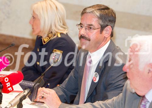 (c) fotodienst / Anna Rauchenberger - Wien, am 05.08.2010 -  Das Thema Sicherheit und Eigentumsdelikte ist in aller Munde. Das KSÖ möchte etwas dagegen unternehmen und lud zur Präsentation der Sicherheitskampagne 2010/2011. Erklärtes Ziel des KSÖ ist es dabei, Österreich in den nächsten Jahren zum sichersten Land der Welt zu machen. FOTO v.l.: OR Dr. Monika Dalmatiner-Prinz, Wiener Polizei, Mag. Erwin Hameseder, Präsident KSÖ, Karl Brunnbauer, ProNachbar