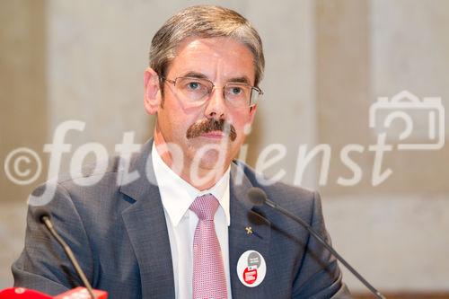 (c) fotodienst / Anna Rauchenberger - Wien, am 05.08.2010 -  Das Thema Sicherheit und Eigentumsdelikte ist in aller Munde. Das KSÖ möchte etwas dagegen unternehmen und lud zur Präsentation der Sicherheitskampagne 2010/2011. Erklärtes Ziel des KSÖ ist es dabei, Österreich in den nächsten Jahren zum sichersten Land der Welt zu machen. FOTO: Mag. Erwin Hameseder, Präsident KSÖ