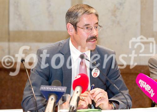 (c) fotodienst / Anna Rauchenberger - Wien, am 05.08.2010 -  Das Thema Sicherheit und Eigentumsdelikte ist in aller Munde. Das KSÖ möchte etwas dagegen unternehmen und lud zur Präsentation der Sicherheitskampagne 2010/2011. Erklärtes Ziel des KSÖ ist es dabei, Österreich in den nächsten Jahren zum sichersten Land der Welt zu machen. FOTO: Mag. Erwin Hameseder, Präsident KSÖ