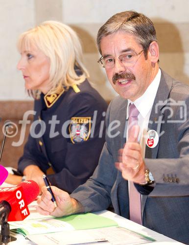 (c) fotodienst / Anna Rauchenberger - Wien, am 05.08.2010 -  Das Thema Sicherheit und Eigentumsdelikte ist in aller Munde. Das KSÖ möchte etwas dagegen unternehmen und lud zur Präsentation der Sicherheitskampagne 2010/2011. Erklärtes Ziel des KSÖ ist es dabei, Österreich in den nächsten Jahren zum sichersten Land der Welt zu machen. FOTO v.l.: OR Dr. Monika Dalmatiner-Prinz, Wiener Polizei, Mag. Erwin Hameseder, Präsident KSÖ