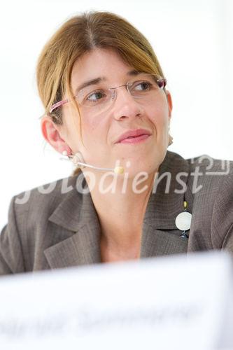 (c) fotodienst / Anna Rauchenberger - Wien, am 29.07.2010 -  Die Zumtobel Gruppe veröffentlicht erstmalig einen Nachhaltigkeitsbericht, der einen weiteren Meilenstein in der Ausrichtung des internationalen Lichtkonzerns auf nachhaltiges Wirtschaften bilden soll. FOTO: Astrid Kühn-Ulrich, Head of Corp. Communications