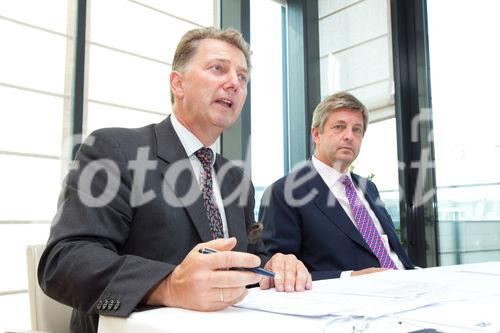 (c) fotodienst / Anna Rauchenberger - Wien, am 28.07.2010 -  S&T präsentiert die Zahlen der ersten Hälfte des Geschäftsjahres 2010: Nach Umsatzeinbußen in den letzten Quartalen und mitten im Turnaround zeigt die S&T Gruppe wieder deutliche Verbesserungen sowohl auf der Umsatz- als auch der Aufwandseite. FOTO v.l.: Martin Bergler, CFO der S&T, Thomas Streimelweger, S&T CEO