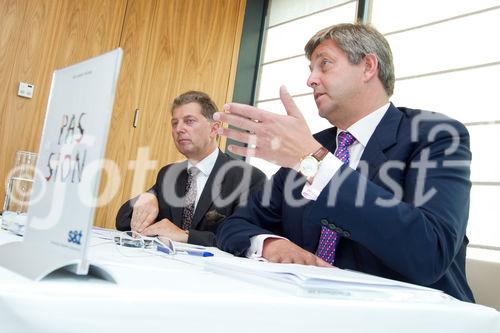 (c) fotodienst / Anna Rauchenberger - Wien, am 28.07.2010 -  S&T präsentiert die Zahlen der ersten Hälfte des Geschäftsjahres 2010: Nach Umsatzeinbußen in den letzten Quartalen und mitten im Turnaround zeigt die S&T Gruppe wieder deutliche Verbesserungen sowohl auf der Umsatz- als auch der Aufwandseite. FOTO v.l.: Martin Bergler, CFO der S&T, Thomas Streimelweger, S&T CEO