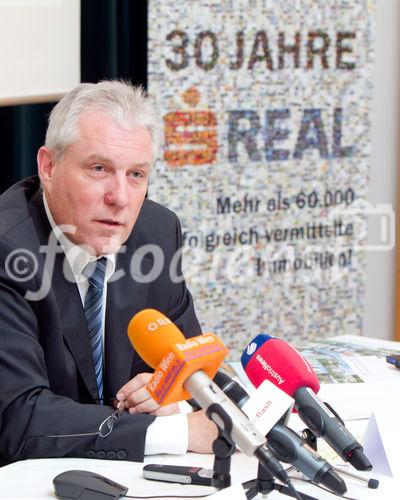 (c) fotodienst / Anna Rauchenberger - Wien, am 27.07.2010 -  Wien wächst hoch hinaus - eine Preiserhebung für Eigentumswohnungen zeigt: Aufstockungen und Dachgeschoß-Ausbauten bringen regional bis zu 19% Preisanstieg seit 2009 - vor allem in einst günstigeren Bezirken boomen Agebote im Luxussegment. FOTO: Michael Pisecky, Geschäftsführer sREAL Immobilienvermittlung GmbH