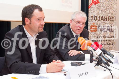 (c) fotodienst / Anna Rauchenberger - Wien, am 27.07.2010 -  Wien wächst hoch hinaus - eine Preiserhebung für Eigentumswohnungen zeigt: Aufstockungen und Dachgeschoß-Ausbauten bringen regional bis zu 19% Preisanstieg seit 2009 - vor allem in einst günstigeren Bezirken boomen Agebote im Luxussegment. FOTO v.l.: Alexander Ertler, Geschäftsführer ERESNET GmbH, IMMOBILIEN.NET, Michael Pisecky, Geschäftsführer sREAL Immobilienvermittlung GmbH