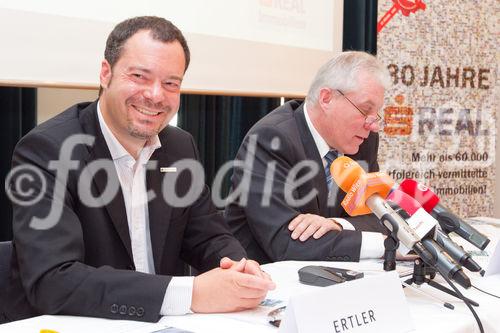 (c) fotodienst / Anna Rauchenberger - Wien, am 27.07.2010 -  Wien wächst hoch hinaus - eine Preiserhebung für Eigentumswohnungen zeigt: Aufstockungen und Dachgeschoß-Ausbauten bringen regional bis zu 19% Preisanstieg seit 2009 - vor allem in einst günstigeren Bezirken boomen Agebote im Luxussegment. FOTO v.l.: Alexander Ertler, Geschäftsführer ERESNET GmbH, IMMOBILIEN.NET, Michael Pisecky, Geschäftsführer sREAL Immobilienvermittlung GmbH