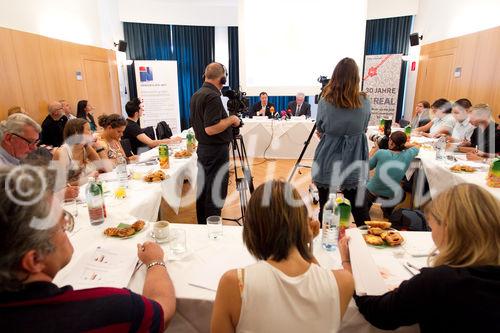 (c) fotodienst / Anna Rauchenberger - Wien, am 27.07.2010 -  Wien wächst hoch hinaus - eine Preiserhebung für Eigentumswohnungen zeigt: Aufstockungen und Dachgeschoß-Ausbauten bringen regional bis zu 19% Preisanstieg seit 2009 - vor allem in einst günstigeren Bezirken boomen Agebote im Luxussegment. FOTO v.l. am Podium: Alexander Ertler, Geschäftsführer ERESNET GmbH, IMMOBILIEN.NET, Michael Pisecky, Geschäftsführer sREAL Immobilienvermittlung GmbH