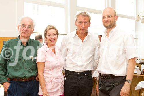 (C)fotodienst/Anna Rauchenberger -  Wien, am 15.07.2010 - Laut dem Verein für interessensunabhängige Forschung weist die aktuelle AIDS-Forschung zahlreiche Widersprüche auf, deren Thematisierung allerdings als politisch unkorrekt gilt. Ernstzunehmende WissenschafterInnen, die herrschende HIV-Paradigmen infrage stellen, werden diffamiert und von der science community ausgeschlossen. Währenddessen macht die Pharmaindustrie Milliarden-Geschäfte mit AIDS-Medikamenten. Doch auch österreichische SpezialistInnen revidieren bei einer Pressekonferenz im Café Prückl nun ihre Sichtweise von AIDS. FOTO v.l.: Prof. Peter Duesberg, Professor für Molekular- und Zellbiologie, Universität von Kalifornien, Joan Shenton, Wissenschafts-Journalistin, Großbritannien, Dr. Claus Köhnlein, Facharzt für Innere Medizin, Kiel, DDr. Christian Fiala, Facharzt für Frauenheilkunde, Wien.