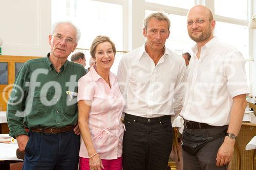 (C)fotodienst/Anna Rauchenberger -  Wien, am 15.07.2010 - Laut dem Verein für interessensunabhängige Forschung weist die aktuelle AIDS-Forschung zahlreiche Widersprüche auf, deren Thematisierung allerdings als politisch unkorrekt gilt. Ernstzunehmende WissenschafterInnen, die herrschende HIV-Paradigmen infrage stellen, werden diffamiert und von der science community ausgeschlossen. Währenddessen macht die Pharmaindustrie Milliarden-Geschäfte mit AIDS-Medikamenten. Doch auch österreichische SpezialistInnen revidieren bei einer Pressekonferenz im Café Prückl nun ihre Sichtweise von AIDS. FOTO v.l.: Prof. Peter Duesberg, Professor für Molekular- und Zellbiologie, Universität von Kalifornien, Joan Shenton, Wissenschafts-Journalistin, Großbritannien, Dr. Claus Köhnlein, Facharzt für Innere Medizin, Kiel, DDr. Christian Fiala, Facharzt für Frauenheilkunde, Wien.