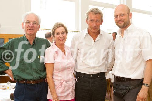 (C)fotodienst/Anna Rauchenberger -  Wien, am 15.07.2010 - Laut dem Verein für interessensunabhängige Forschung weist die aktuelle AIDS-Forschung zahlreiche Widersprüche auf, deren Thematisierung allerdings als politisch unkorrekt gilt. Ernstzunehmende WissenschafterInnen, die herrschende HIV-Paradigmen infrage stellen, werden diffamiert und von der science community ausgeschlossen. Währenddessen macht die Pharmaindustrie Milliarden-Geschäfte mit AIDS-Medikamenten. Doch auch österreichische SpezialistInnen revidieren bei einer Pressekonferenz im Café Prückl nun ihre Sichtweise von AIDS. FOTO v.l.: Prof. Peter Duesberg, Professor für Molekular- und Zellbiologie, Universität von Kalifornien, Joan Shenton, Wissenschafts-Journalistin, Großbritannien, Dr. Claus Köhnlein, Facharzt für Innere Medizin, Kiel, DDr. Christian Fiala, Facharzt für Frauenheilkunde, Wien.