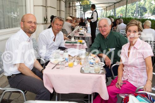 (C)fotodienst/Anna Rauchenberger -  Wien, am 15.07.2010 - Laut dem Verein für interessensunabhängige Forschung weist die aktuelle AIDS-Forschung zahlreiche Widersprüche auf, deren Thematisierung allerdings als politisch unkorrekt gilt. Ernstzunehmende WissenschafterInnen, die herrschende HIV-Paradigmen infrage stellen, werden diffamiert und von der science community ausgeschlossen. Währenddessen macht die Pharmaindustrie Milliarden-Geschäfte mit AIDS-Medikamenten. Doch auch österreichische SpezialistInnen revidieren bei einer Pressekonferenz im Café Prückl nun ihre Sichtweise von AIDS. FOTO v.l.:  DDr. Christian Fiala, Facharzt für Frauenheilkunde, Wien,  Dr. Claus Köhnlein, Facharzt für Innere Medizin, Kiel, Prof. Peter Duesberg, Professor für Molekular- und Zellbiologie, Universität von Kalifornien, Joan Shenton, Wissenschafts-Journalistin, Großbritannien,