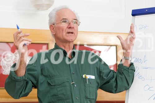 (C)fotodienst/Anna Rauchenberger -  Wien, am 15.07.2010 - Laut dem Verein für interessensunabhängige Forschung weist die aktuelle AIDS-Forschung zahlreiche Widersprüche auf, deren Thematisierung allerdings als politisch unkorrekt gilt. Ernstzunehmende WissenschafterInnen, die herrschende HIV-Paradigmen infrage stellen, werden diffamiert und von der science community ausgeschlossen. Währenddessen macht die Pharmaindustrie Milliarden-Geschäfte mit AIDS-Medikamenten. Doch auch österreichische SpezialistInnen revidieren bei einer Pressekonferenz im Café Prückl nun ihre Sichtweise von AIDS. FOTO: Prof. Peter Duesberg, Professor für Molekular- und Zellbiologie, Universität von Kalifornien