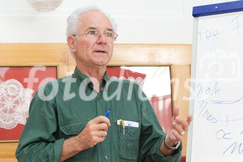 (C)fotodienst/Anna Rauchenberger -  Wien, am 15.07.2010 - Laut dem Verein für interessensunabhängige Forschung weist die aktuelle AIDS-Forschung zahlreiche Widersprüche auf, deren Thematisierung allerdings als politisch unkorrekt gilt. Ernstzunehmende WissenschafterInnen, die herrschende HIV-Paradigmen infrage stellen, werden diffamiert und von der science community ausgeschlossen. Währenddessen macht die Pharmaindustrie Milliarden-Geschäfte mit AIDS-Medikamenten. Doch auch österreichische SpezialistInnen revidieren bei einer Pressekonferenz im Café Prückl nun ihre Sichtweise von AIDS. FOTO: Prof. Peter Duesberg, Professor für Molekular- und Zellbiologie, Universität von Kalifornien