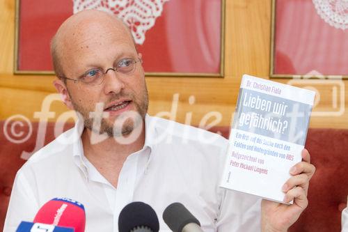 (C)fotodienst/Anna Rauchenberger -  Wien, am 15.07.2010 - Laut dem Verein für interessensunabhängige Forschung weist die aktuelle AIDS-Forschung zahlreiche Widersprüche auf, deren Thematisierung allerdings als politisch unkorrekt gilt. Ernstzunehmende WissenschafterInnen, die herrschende HIV-Paradigmen infrage stellen, werden diffamiert und von der science community ausgeschlossen. Währenddessen macht die Pharmaindustrie Milliarden-Geschäfte mit AIDS-Medikamenten. Doch auch österreichische SpezialistInnen revidieren bei einer Pressekonferenz im Café Prückl nun ihre Sichtweise von AIDS. FOTO: DDr. Christian Fiala, Facharzt für Frauenheilkunde, Wien