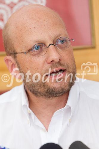 (C)fotodienst/Anna Rauchenberger -  Wien, am 15.07.2010 - Laut dem Verein für interessensunabhängige Forschung weist die aktuelle AIDS-Forschung zahlreiche Widersprüche auf, deren Thematisierung allerdings als politisch unkorrekt gilt. Ernstzunehmende WissenschafterInnen, die herrschende HIV-Paradigmen infrage stellen, werden diffamiert und von der science community ausgeschlossen. Währenddessen macht die Pharmaindustrie Milliarden-Geschäfte mit AIDS-Medikamenten. Doch auch österreichische SpezialistInnen revidieren bei einer Pressekonferenz im Café Prückl nun ihre Sichtweise von AIDS. FOTO: DDr. Christian Fiala, Facharzt für Frauenheilkunde, Wien