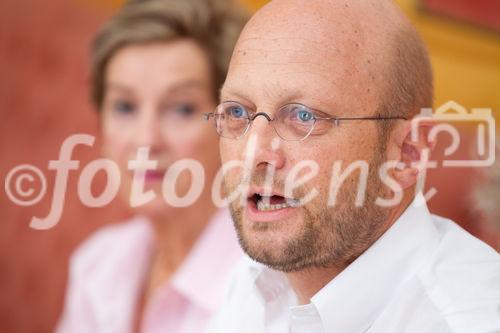 (C)fotodienst/Anna Rauchenberger -  Wien, am 15.07.2010 - Laut dem Verein für interessensunabhängige Forschung weist die aktuelle AIDS-Forschung zahlreiche Widersprüche auf, deren Thematisierung allerdings als politisch unkorrekt gilt. Ernstzunehmende WissenschafterInnen, die herrschende HIV-Paradigmen infrage stellen, werden diffamiert und von der science community ausgeschlossen. Währenddessen macht die Pharmaindustrie Milliarden-Geschäfte mit AIDS-Medikamenten. Doch auch österreichische SpezialistInnen revidieren bei einer Pressekonferenz im Café Prückl nun ihre Sichtweise von AIDS. FOTO v.l.: Joan Shenton, Wissenschafts-Journalistin, Großbritannien, DDr. Christian Fiala, Facharzt für Frauenheilkunde, Wien