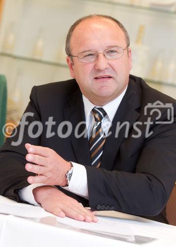 (c) fotodienst / Anna Rauchenberger - Wien, am 08.07.2010 -  Die Schlumberger Unternehmensgruppe erzielte im abgelaufenen Geschäftsjahr 2009/2010 einen Umsatz von 213,9 Mio. EUR, im Vergleich zum Vorjahr eine Steigerung um 2,4%, und blickt auf ein zufriedenstellendes Wirtschaftsjahr zurück. Darüber hinaus wurde mit dem Kauf von Hochriegl eine seit langem bestehende Vision umgesetz: Mit den Premium-Marken Schlumberger, Goldeck und Hochriegl bündelt sich umfangreiches Sekt Know-how aus Österreich. FOTO:  Herbert Jagersberger, Vorstand Produktion und Logistik Schlumberger AG