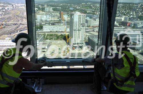 4400 Fensterelemente wurden als Gebäudehülle beim Swiss Prime Tower auf spektakuläre Art montiert. Jedes Element kostet um die 4000 Schweizer Franken. 