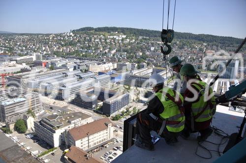 4400 Fensterelemente wurden als Gebäudehülle beim Swiss Prime Tower auf spektakuläre Art montiert. Jedes Element kostet um die 4000 Schweizer Franken. 