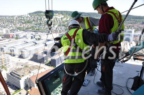 4400 Fensterelemente wurden als Gebäudehülle beim Swiss Prime Tower auf späktakuläre Art montiert. Jedes Element kostet um die 4000 Schweizer Franken. 