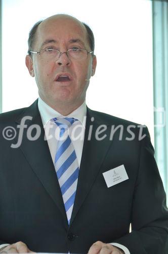 Henri Muhr, CEO der Karl Steiner AG, freute sich an der Pressekonferenz zum Richtfest des höchsten Gebäude der Schweiz über die Baufortschritte beim Swiss Prime Tower teil zu nehmen und lobte die gute Zusammenarbeit der Generalunternehmer. 