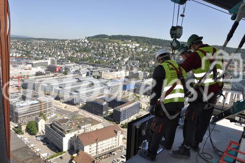 4400 Fensterelemente wurden als Gebäudehülle beim Swiss Prime Tower auf spektakuläre Art montiert. Jedes Element kostet um die 4000 Schweizer Franken. 