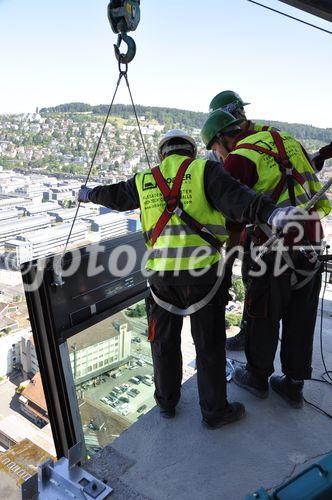 4400 Fensterelemente wurden als Gebäudehülle beim Swiss Prime Tower auf spektakuläre Art montiert. Jedes Element kostet um die 4000 Schweizer Franken. 