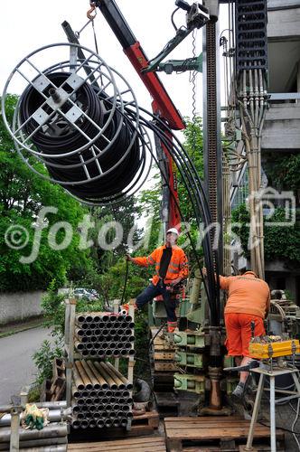 Erneuerbare Energien anzapfen und den Hauseigentümern eine Erdsondenbohrung durch steuerliche Vergünstigungen und andere Anreize schmackhaft machen.