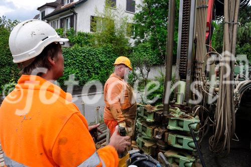 Erneuerbare Energien anzapfen und den Hauseigentümern eine Erdsondenbohrung durch steuerliche Vergünstigungen und andere Anreize schmackhaft machen.