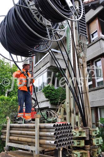 Erneuerbare Energien anzapfen und den Hauseigentümern eine Erdsondenbohrung durch steuerliche Vergünstigungen und andere Anreize schmackhaft machen.