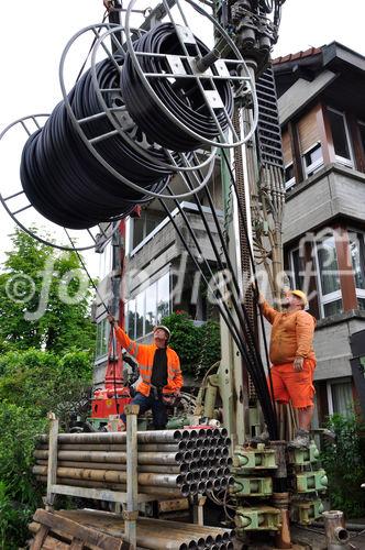 Erneuerbare Energien anzapfen und den Hauseigentümern eine Erdsondenbohrung durch steuerliche Vergünstigungen und andere Anreize schmackhaft machen.