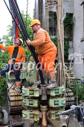 Erneuerbare Energien anzapfen und den Hauseigentümern eine Erdsondenbohrung durch steuerliche Vergünstigungen und andere Anreize schmackhaft machen.