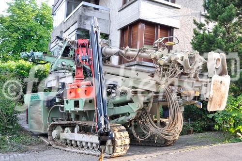 Erneuerbare Energien anzapfen und den Hauseigentümern eine Erdsondenbohrung durch steuerliche Vergünstigungen und andere Anreize schmackhaft machen.